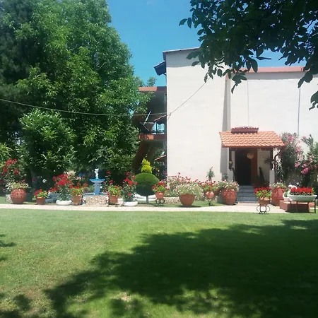Hostel Roula Manou Paralía Skotínis