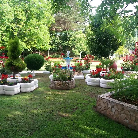 Roula Manou Hostel *