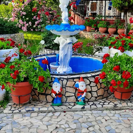 Roula Manou Hostel Paralia Skotinis