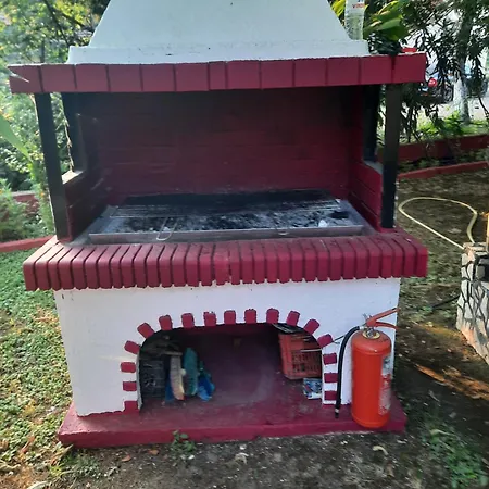 Roula Manou Hostel Paralia Skotinis