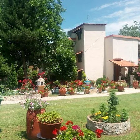 Roula Manou Hostel *